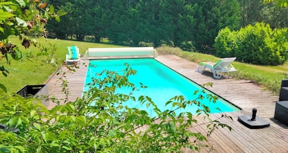 Chalet en bois Ă la campagne, avec piscine privative.
Animaux acceptés