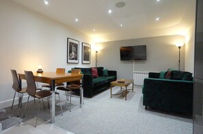 Living area - C - Delux 2-bedroom apartment in the center of Thatcham (Thatcham)