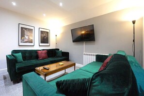 Living area - C - Delux 2-bedroom apartment in the center of Thatcham (Thatcham)
