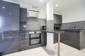 Een koelkast, een magnetron, een oven, een kookplaat