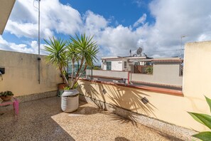 Terrace/patio - 'Wolf House' Apartment with Private Terrace, Wi-Fi and Air Conditioning (Noto)