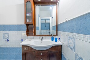 Bathroom - 'Wolf House' Apartment with Private Terrace, Wi-Fi and Air Conditioning (Noto)