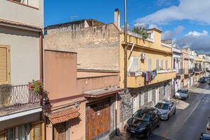 Exterior - 'Wolf House' Apartment with Private Terrace, Wi-Fi and Air Conditioning (Noto)