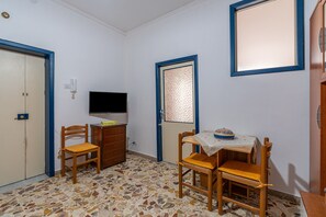 Dining - 'Wolf House' Apartment with Private Terrace, Wi-Fi and Air Conditioning (Noto)