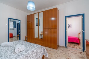 Room - 'Wolf House' Apartment with Private Terrace, Wi-Fi and Air Conditioning (Noto)