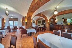 Dining - St Peter Vini (PODHÁJSKA)
