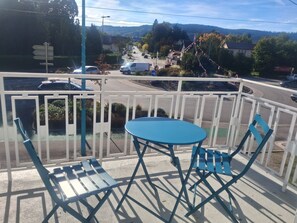 Outdoor dining - Vrbo Property (Anould)