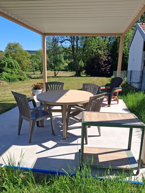 Outdoor dining - Vrbo Property (Anould)