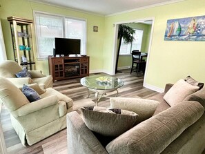 TV, fireplace - Seahorse Villa.3 Bedroom House. (Myrtle Beach)