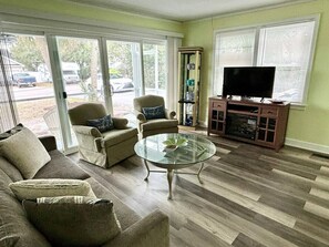 TV, fireplace - Seahorse Villa.3 Bedroom House. (Myrtle Beach)