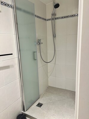 Shower, hair dryer, towels, soap - Garden Apartment Ammersee (Herrsching am Ammersee)
