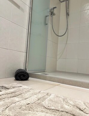 Shower, hair dryer, towels, soap - Garden Apartment Ammersee (Herrsching am Ammersee)