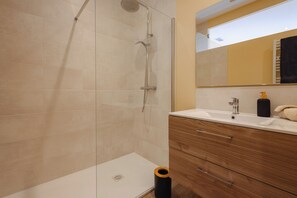 Douche, sèche-cheveux, serviettes fournies, savon