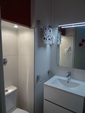 Bathroom - Vrbo Property (Agde)