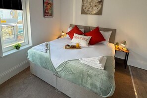 1 dormitorio, tabla de planchar con plancha, wifi y ropa de cama