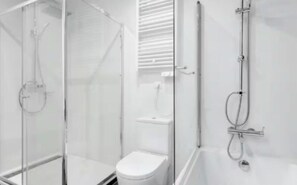 Hair dryer, towels, soap, shampoo - Stylish Green Retreat with Jacuzzi in the Heart of Madrid (Madrid)
