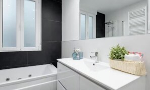 Hair dryer, towels, soap, shampoo - Stylish Green Retreat with Jacuzzi in the Heart of Madrid (Madrid)