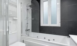 Hair dryer, towels, soap, shampoo - Stylish Green Retreat with Jacuzzi in the Heart of Madrid (Madrid)