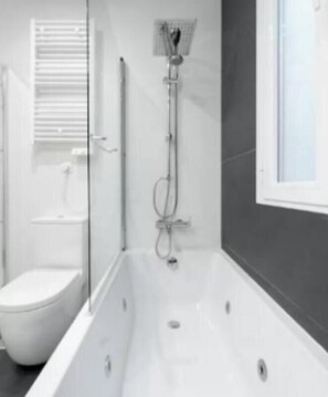 Hair dryer, towels, soap, shampoo - Stylish Green Retreat with Jacuzzi in the Heart of Madrid (Madrid)