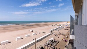 A beachside hotel with a view of the ocean, a promenade, and beach umbrellas. - Waterfront retreat w/ Wifi & workspace (Middelkerke)
