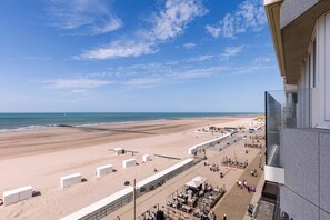 A beachside hotel with a view of the ocean, a promenade, and beach umbrellas. - Waterfront retreat w/ Wifi & workspace (Middelkerke)