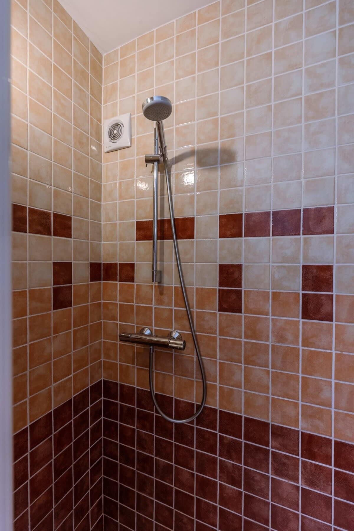 Douche, sèche-cheveux, serviettes fournies, shampoing