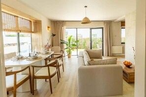 TV, offices - Casiola - Modern Apartment with Garden, Near Beach (Cadzand)
