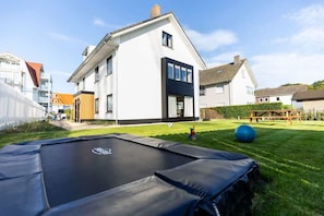 Outdoor dining - Casiola - Modern Apartment with Garden, Near Beach (Cadzand)