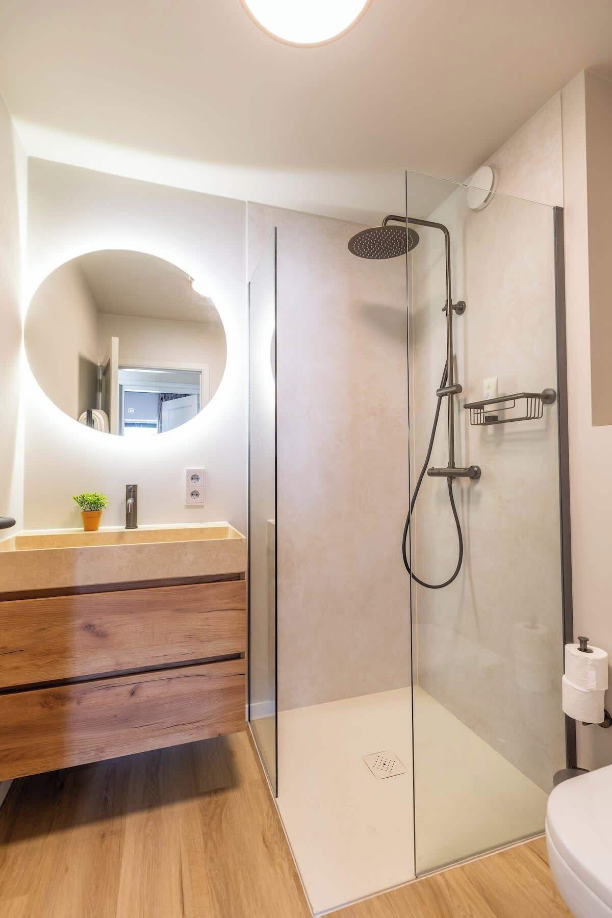Shower, hair dryer, towels, shampoo