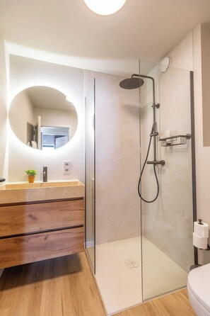 Een douche, een haardroger, handdoeken, shampoo