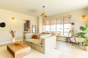 TV, offices - Casiola - Modern Apartment with Garden, Near Beach (Cadzand)