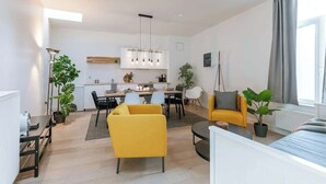 Eine moderne Wohnung mit Essbereich, Küche und Wohnraum.