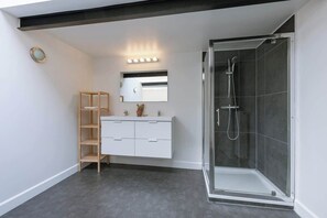 Een douche, een haardroger, handdoeken, shampoo