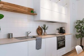 Een koelkast, een microgolfoven, een oven, een kookplaat