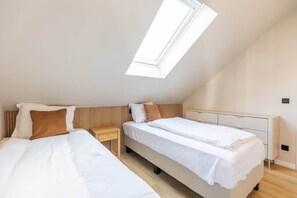 2 bedrooms, desk, WiFi, bed sheets