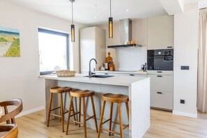 Een koelkast, een magnetron, een oven, een kookplaat