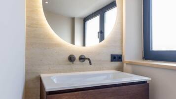 Dusche, Haartrockner, Handtücher, Shampoo