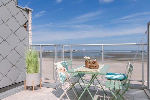 Casiola - Stunning Seafront Apartment in Prime Loc