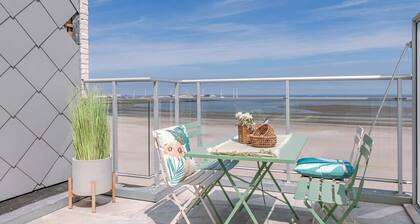 Casiola - Stunning Seafront Apartment in Prime Loc