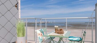 Casiola - Stunning Seafront Apartment in Prime Loc