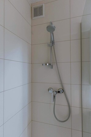 Shower, towels, shampoo - Charming Art Deco apartment in Blankenberge (Blankenberge)