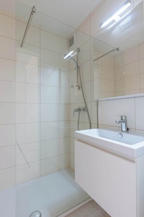 Shower, towels, shampoo - Charming Art Deco apartment in Blankenberge (Blankenberge)