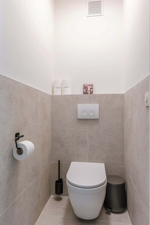 Shower, towels, shampoo - Charming Art Deco apartment in Blankenberge (Blankenberge)