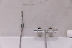 Ducha, secador de pelo, toallas, shampoo