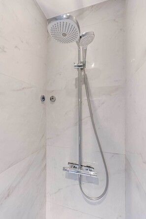 Ducha, secador de pelo, toallas, shampoo