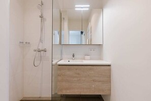 Shower, hair dryer, towels, shampoo - Stylish Apartment in Heart of Ghent with Terrace (Gent)