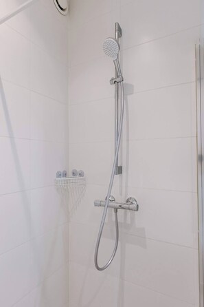Shower, hair dryer, towels, shampoo - Stylish Apartment in Heart of Ghent with Terrace (Gent)