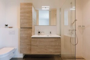 Shower, hair dryer, towels, shampoo - Stylish Apartment in Heart of Ghent with Terrace (Gent)