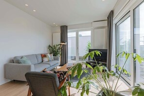 Een televisie en een kantoor