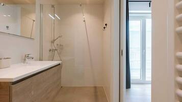 Shower, hair dryer, towels, shampoo